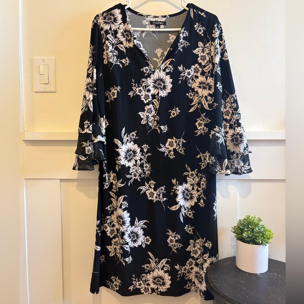 Roz & Ali Black and White Floral Dress